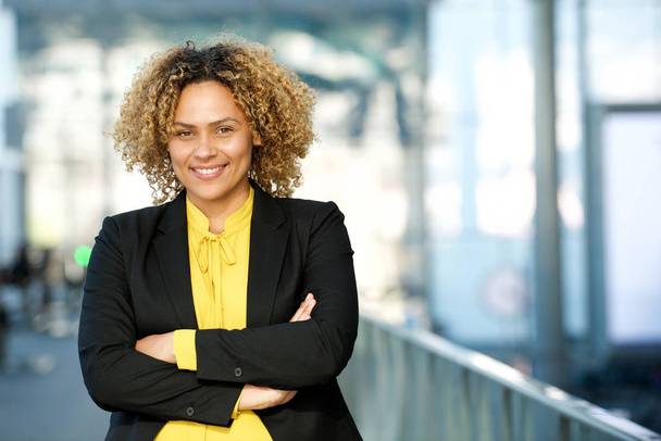Portrait of happy businesswoman posing with arms crossed - Foto, Imagen