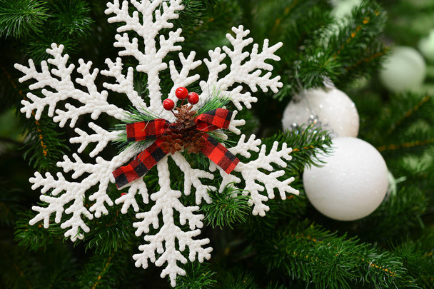 Різдвяні та новорічні прикраси: сніжинки та декоративні кульки на ялинці
. - Фото, зображення