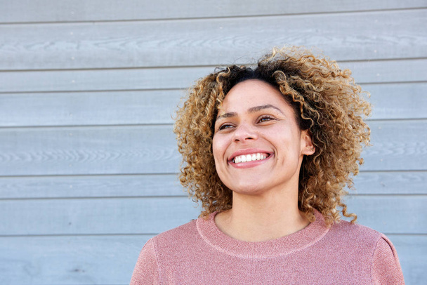 Close up retrato horizontal bela mulher afro-americana sorrindo contra fundo cinza
 - Foto, Imagem