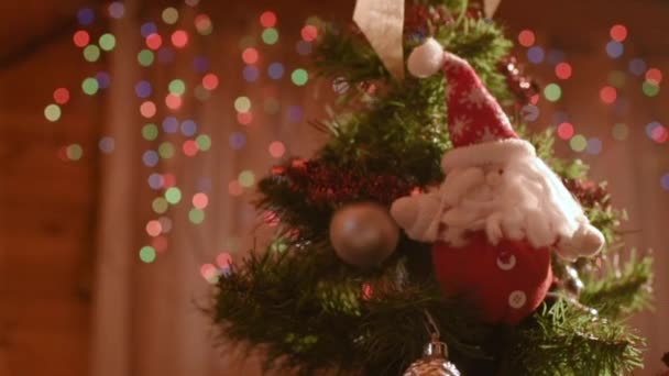 Χριστούγεννα ή Πρωτοχρονιά έννοια-μαλακό παιχνίδι με τη μορφή του Άγιου Βασίλη στο χριστουγεννιάτικο δέντρο - Πλάνα, βίντεο