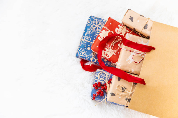 Різдвяні торговельні подарунки. Подарунки в пакеті. Вибірковий фокус. канікули
 - Фото, зображення