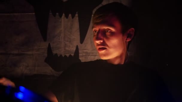 Ένας νεαρός άνδρας συναισθηματικά παίζει ντραμς σε ένα ροκ συγκρότημα - Πλάνα, βίντεο