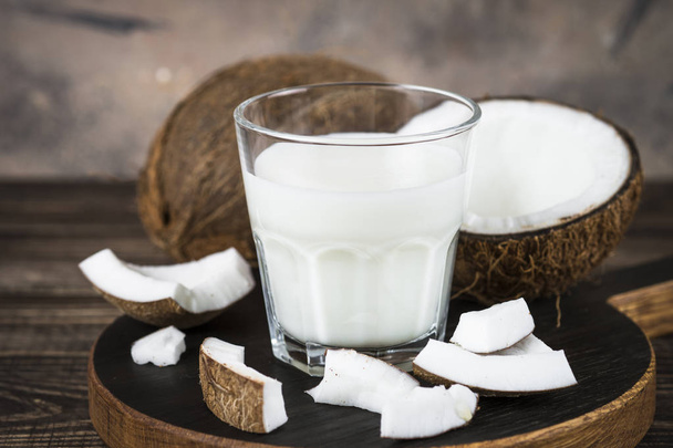 Kokosové mléko ve skle, Vegan mléko.  - Fotografie, Obrázek
