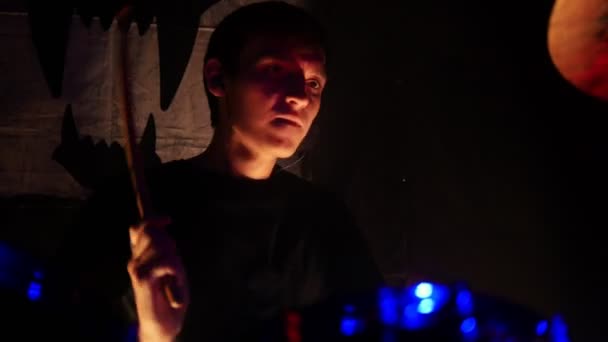 Ένας τύπος συναισθηματικά παίζει ντραμς σε ένα ροκ συγκρότημα - Πλάνα, βίντεο