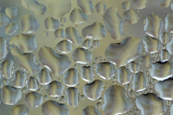 Μακρο φωτογραφία. Αφηρημένο aqua μοτίβο ως φόντο. Στριμμένα αντανακλάσεις της πολυόροφης οικοδομής σε σταγόνες νερού. - Φωτογραφία, εικόνα