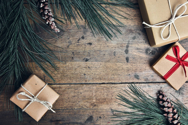 Fundo de madeira velha com ramos de abeto presentes de férias cartão de natal vista superior
 - Foto, Imagem