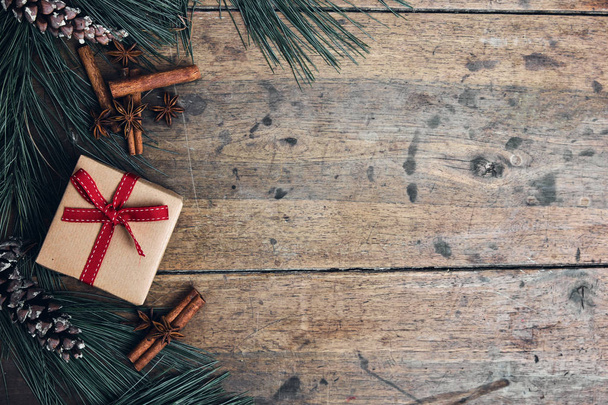 Vecchio sfondo in legno con rami di abete regali di festa cartolina di Natale vista dall'alto
 - Foto, immagini
