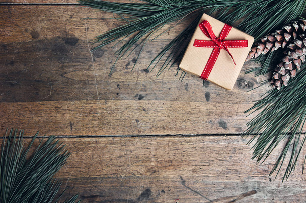 Старий дерев'яний фон з ялинковими гілками святкові подарунки різдвяна листівка вид зверху
 - Фото, зображення