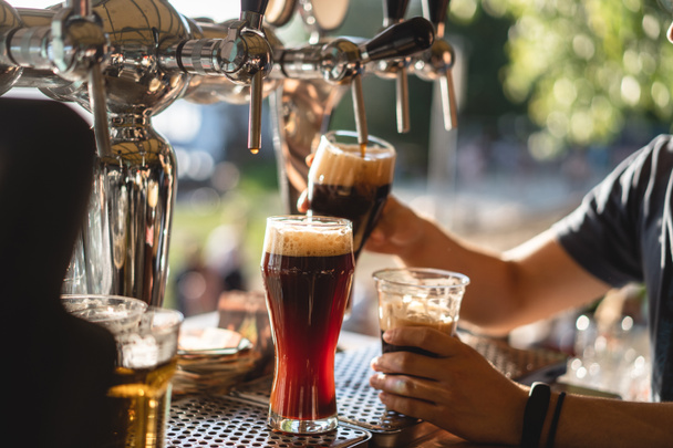 barman nalévá tmavé pivo zblízka - Fotografie, Obrázek