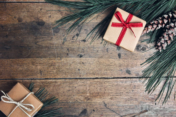 Παλιό ξύλο παρασκήνιο με κλαδιά έλατου Ενοικιαζόμενα δώρα Χριστουγέννων κάρτα κάτοψη - Φωτογραφία, εικόνα