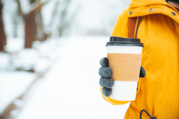 γυναίκα που κρατά το φλιτζάνι του καφέ εκτός χειμώνα ημέρα έννοια - Φωτογραφία, εικόνα