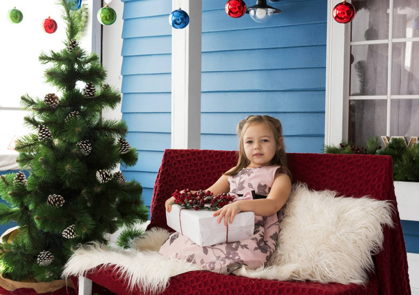 Vánoční náladu. Malá holčička rozbalit balíček na Vánoce - Fotografie, Obrázek