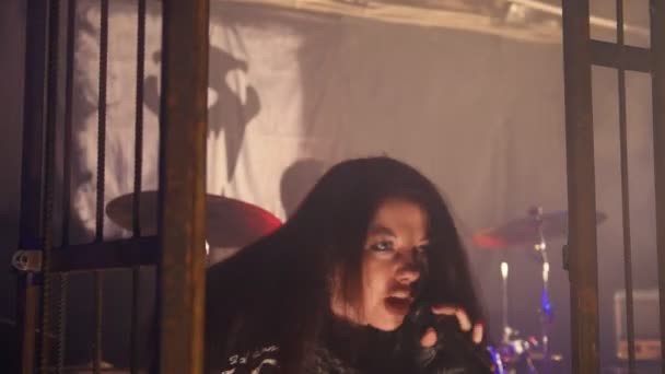 El cantante canta emocionalmente en la actuación de la banda de rock
 - Metraje, vídeo