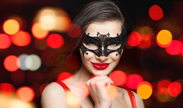 Mulher feliz em máscara de carnaval em abstrato noite brilho fundo
 - Foto, Imagem