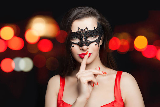 Ładna kobieta model brunetka w czarny Karnawał Maska na noc streszczenie brokat bokeh tło - Zdjęcie, obraz