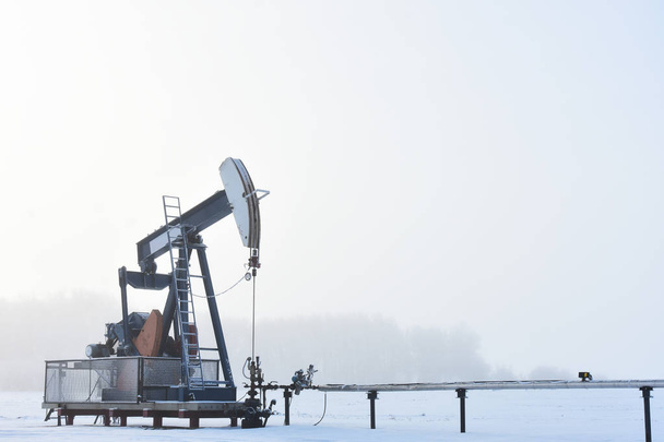 Immagine di un martinetto della pompa dell'olio in una giornata invernale fredda e nebbiosa
.  - Foto, immagini