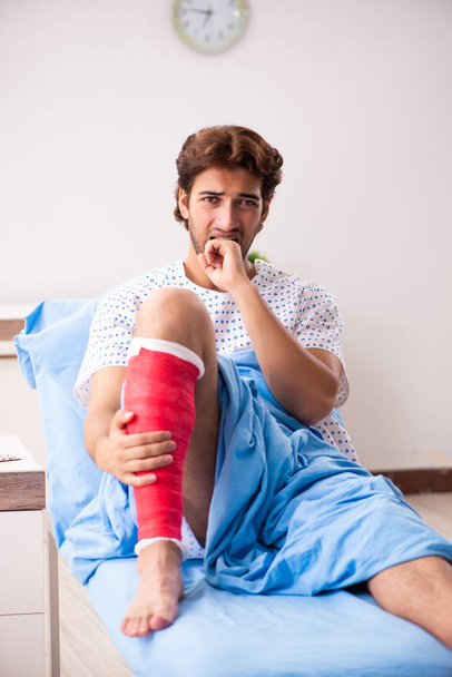 Hombre herido esperando tratamiento en el hospital
 - Foto, Imagen
