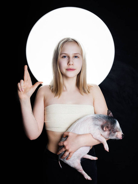 Tiener meisje met mini varken, creatieve portret - Foto, afbeelding