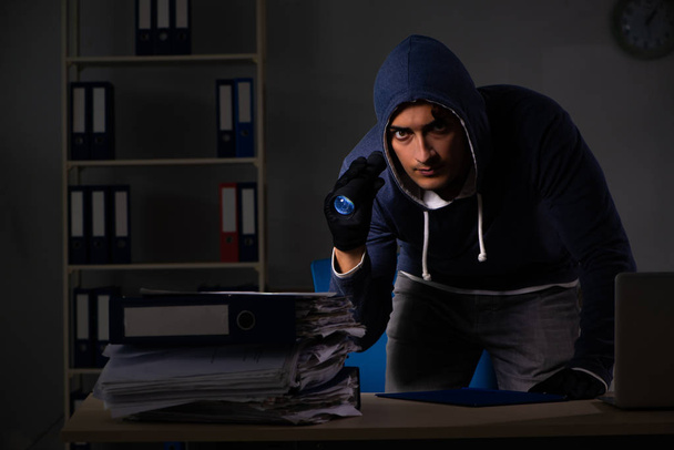 Ladrão tentando roubar dados pessoais no conceito de roubo de identidade
 - Foto, Imagem