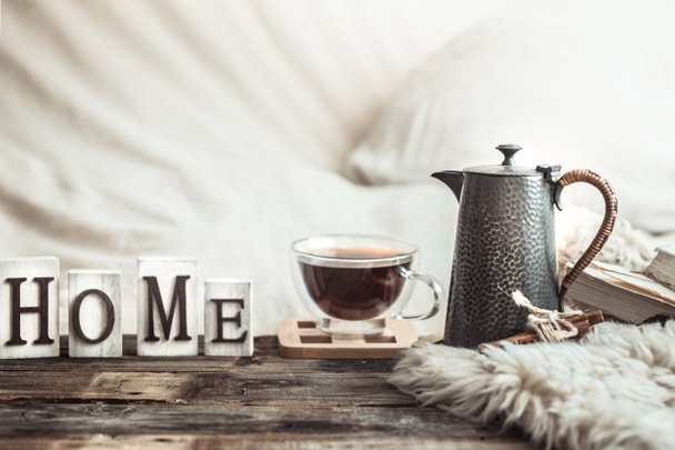 домашняя атмосфера в интерьере с деревянными буквами и предметы домашнего декора, концепция комфорта
 - Фото, изображение