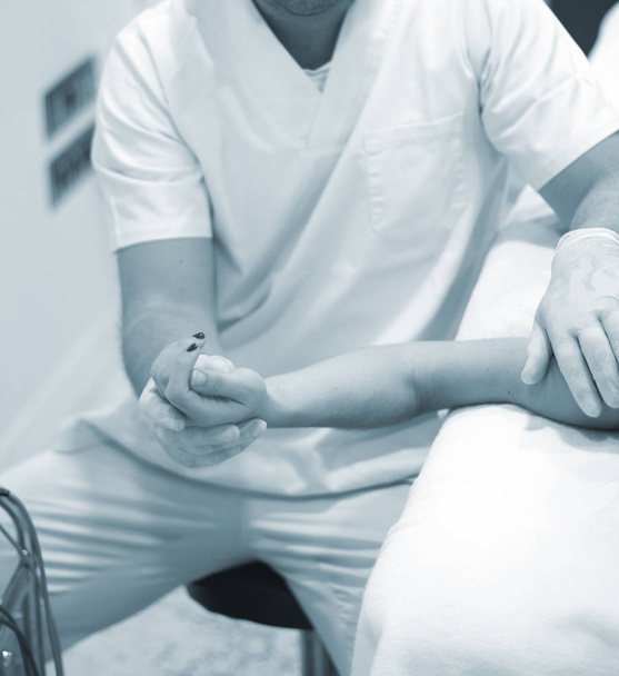 Fisioterapia clínica osteopatia fisioterapeuta tratamento de lesão paciente quiropraxia terapia de reabilitação
. - Foto, Imagem