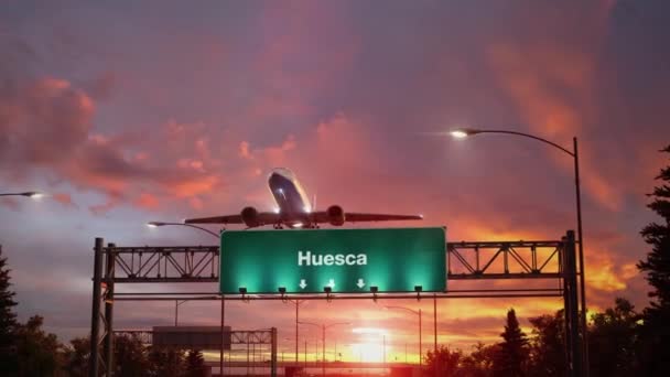 Літак зняти Huesca під час прекрасний sunrise - Кадри, відео