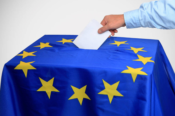 Європейський вибори у виборчу скриньку вставляється у голосуванні - Фото, зображення