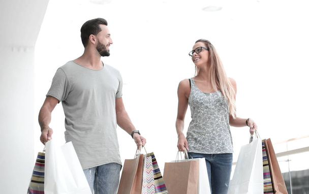 happy young couple with shopping bags. - Zdjęcie, obraz