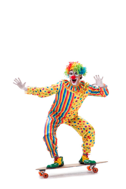 Grappige clown geïsoleerd op witte achtergrond - Foto, afbeelding