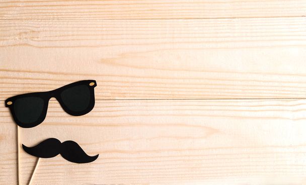Basis for banner with mustache props and glasses for photos. Frame for text with paper mustache and glasses. Frame for children's cards. Banner of photographing and children parties - Foto, Imagen