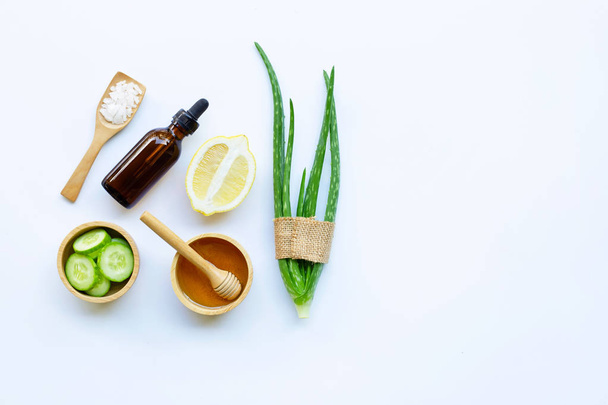 Aloe Vera, Zitrone, Gurke, Salz, Honig. natürliche Inhaltsstoffe für hausgemachte Hautpflege auf weiß. - Foto, Bild