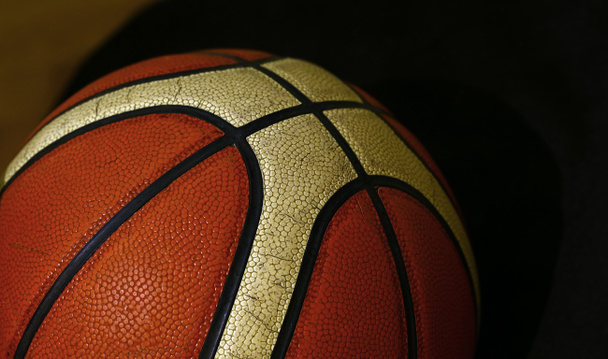 Nahaufnahme eines alten Vintage-Basketballs auf dem Boden, flache Seitenansicht - Foto, Bild