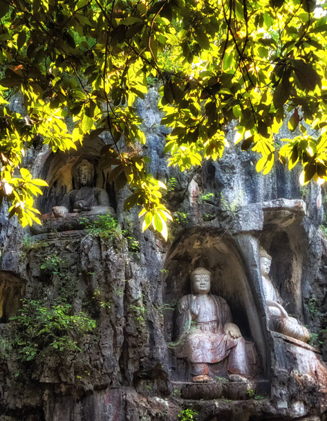 De grotten van Feilai Feng met fijne boeddhistische steen houtsnijwerk. Het heet ' de piek die vloog hierheen "of"Flying piek"en ligt tegenover de tempel van Lingyin. - Foto, afbeelding