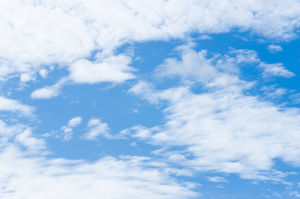  Καλοκαιρινό μπλε φόντο στον αέρα για το κείμενο - Φωτογραφία, εικόνα