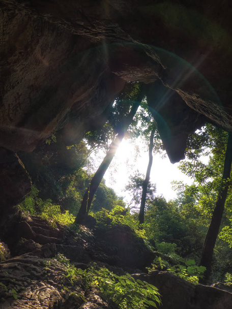 Grotta nelle grotte di Fei Lai Feng (Cima volata da lontano), Hangzhou
. - Foto, immagini