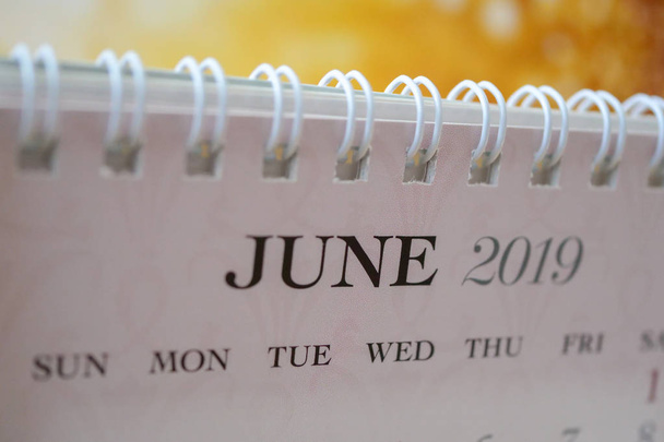 Nahaufnahme des Kalenders vom Juni 2019 - Foto, Bild