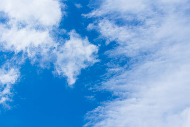Piękny niebo niebieski tło szablonu z trochę miejsca dla wprowadzania tekstu wiadomości. - Zdjęcie, obraz