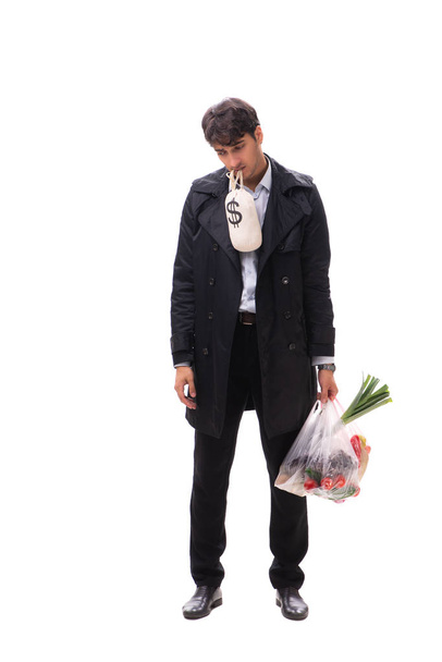 Jonge knappe man met groenten in het winkelconcept  - Foto, afbeelding