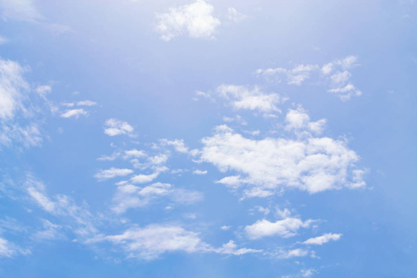  夏の青い空と白い雲が幻想的です. - 写真・画像