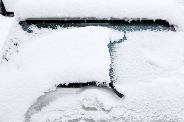 Αυτοκίνητο καλύπτονται από βαρύ χιόνι μετά από χιονόπτωση. Ασφαλής οδήγηση έννοια. Αστικό τοπίο του χειμώνα. πίσω παράθυρο - Φωτογραφία, εικόνα