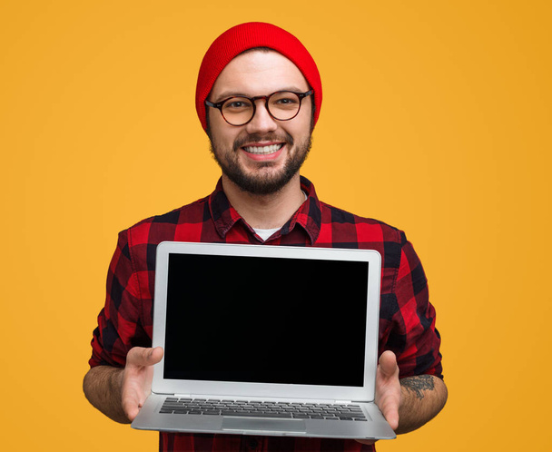 Stylish guy holding laptop - Foto, imagen