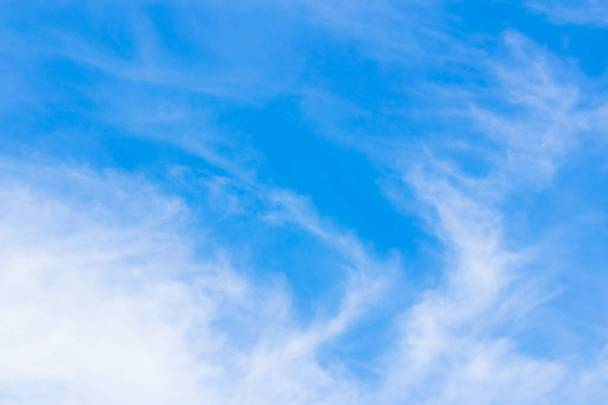  Cielo blu pieno di nuvole che galleggiano sulla città
. - Foto, immagini