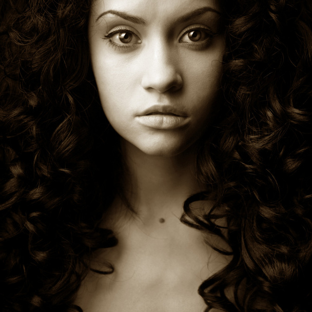 Elegant girl with curly hair - Foto, Imagen