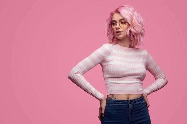 Beautiful woman with pink hairstyle - Fotó, kép
