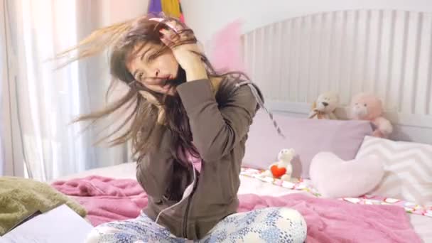 young woman with long hair singing and dancing in her bedroom  - Filmmaterial, Video