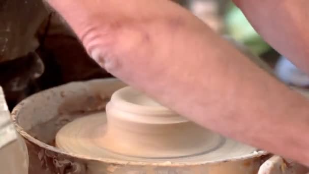 Femme potier artisan aide l'apprenant à travailler sur la roue de poterie
 - Séquence, vidéo