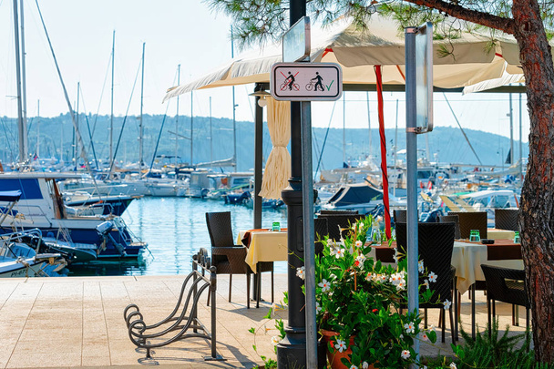 Kaldırım sokak kafe Adriyatik Denizi ve Marina Izola, Slovenya otelleri - Fotoğraf, Görsel