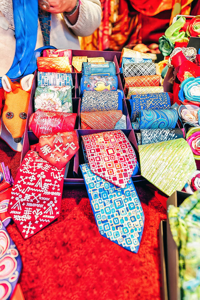 Zijde stropdas souvenirs op de kerstmarkt in Riga in Letland in de winter. - Foto, afbeelding