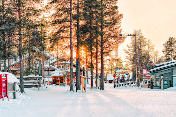 Západ slunce v Santa Claus Village v Rovaniemi v Laponsku ve Finsku. - Fotografie, Obrázek
