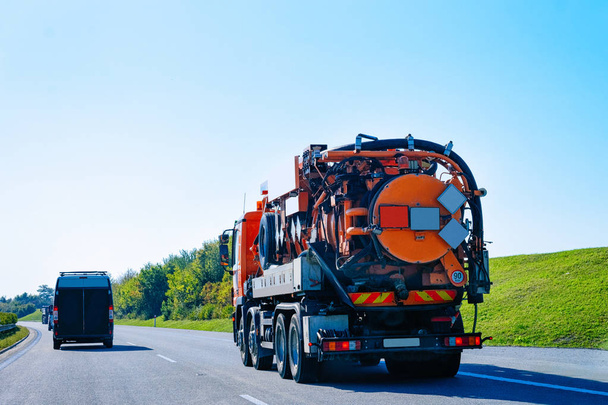 Camión de residuos de vacío en la carretera en Eslovenia
. - Foto, Imagen